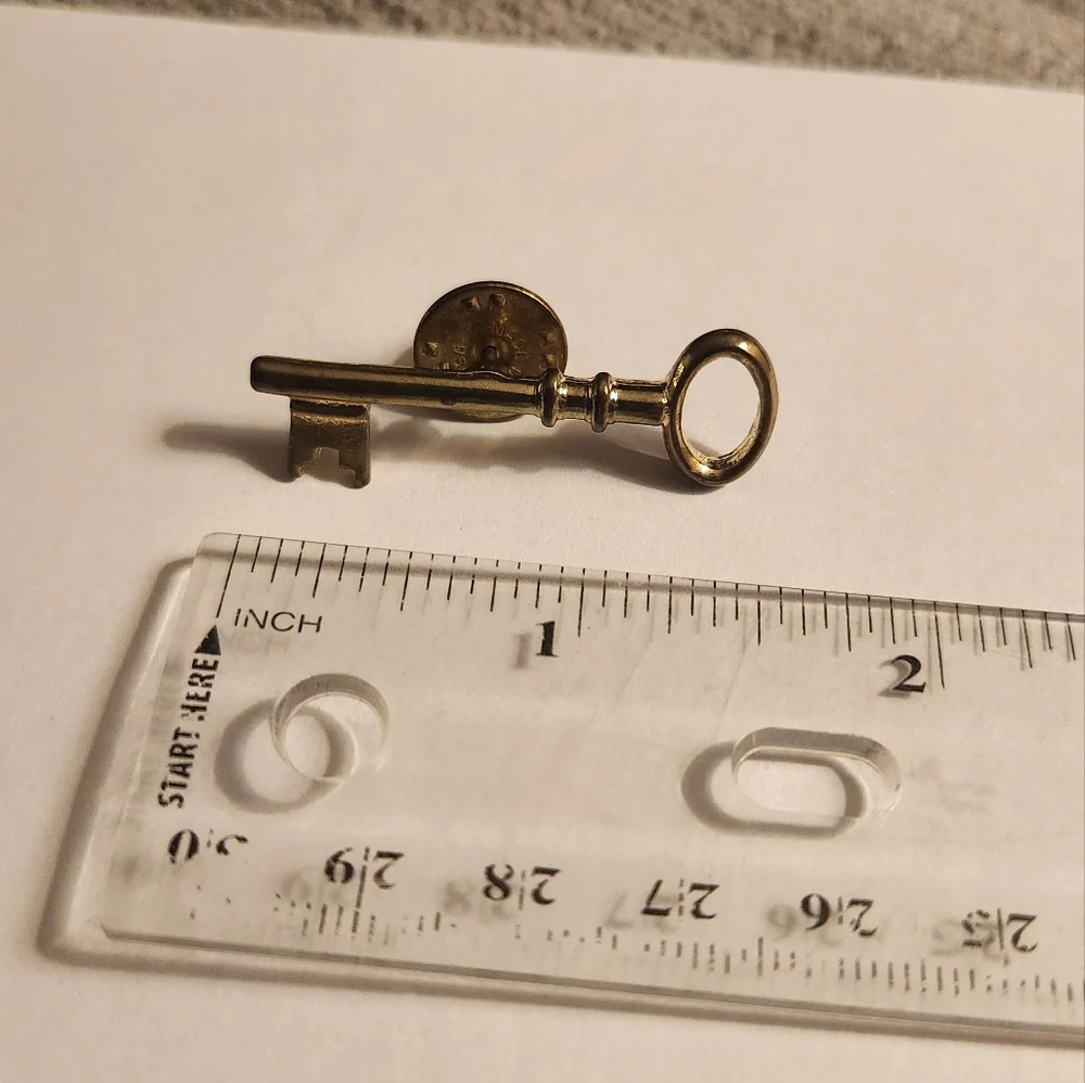 Vintage Skeleton Key Brooch Pin